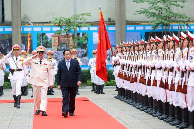 Lực lượng C&ocirc;ng an nh&acirc;n d&acirc;n lu&ocirc;n l&agrave; "Thanh bảo kiếm" của Đảng, Nh&agrave; nước, "L&aacute; chắn th&eacute;p" vững chắc trong bảo vệ an ninh Tổ quốc, đấu tranh với c&aacute;c loại tội phạm, giữ g&igrave;n cuộc sống b&igrave;nh y&ecirc;n, hạnh ph&uacute;c, ấm no của Nh&acirc;n d&acirc;n- Ảnh VGP/Nhật Bắc