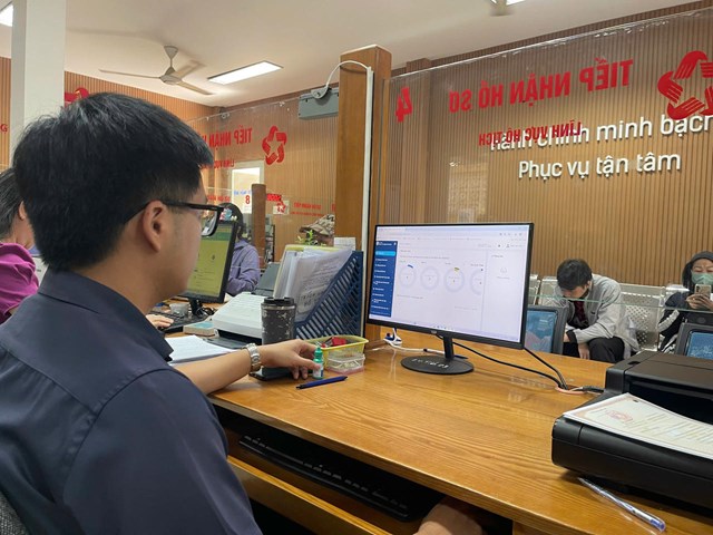 C&aacute;n bộ hộ tịch phường Hạnh Th&ocirc;ng đang tra cứu phần mềm l&agrave;m thủ tục cho người d&acirc;n.