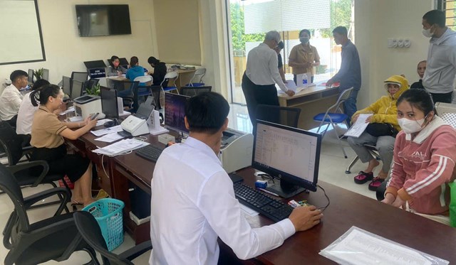 Người d&acirc;n, nhất l&agrave; đồng b&agrave;o d&acirc;n tộc thiểu số ở B&igrave;nh Điền cảm nhận r&otilde; sự thay đổi: thủ tục nhanh, &iacute;t giấy tờ.