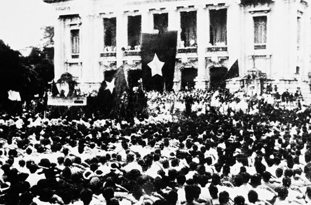 Cuộc mít tinh tại quảng trường Nhà hát Lớn ngày 19/8/1945. Ảnh tư liệu.