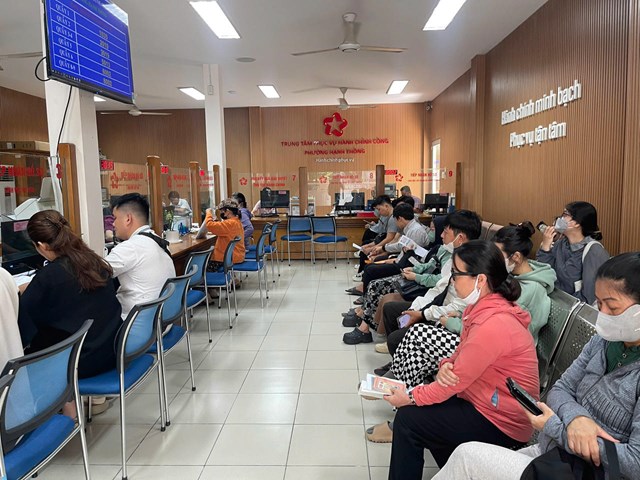 Người d&acirc;n đến l&agrave;m thủ tục tại Trung t&acirc;m Phục vụ H&agrave;nh ch&iacute;nh c&ocirc;ng.