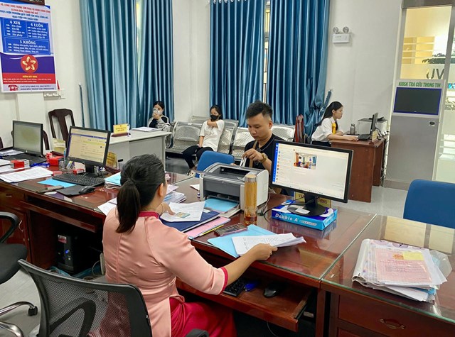 C&aacute;n bộ x&atilde; Đan Điền giải quyết c&aacute;c thủ tục h&agrave;nh ch&iacute;nh tr&ecirc;n phần mền đăng k&yacute;, quản l&yacute; hộ tịch.