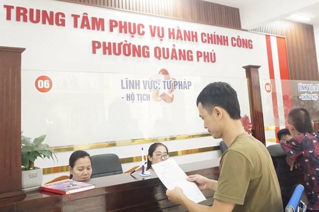 Người d&acirc;n đến l&agrave;m thủ tục tại phường Quảng Ph&uacute;, tỉnh Thanh H&oacute;a. (Ảnh: P. Dương)