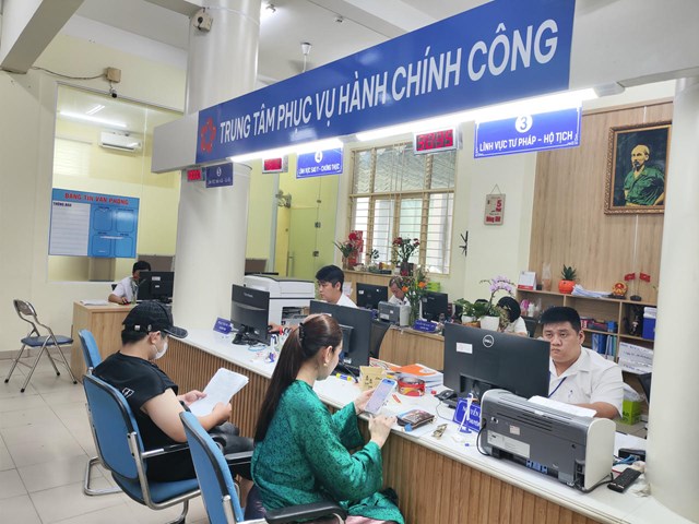 Phường T&acirc;n Định bố tr&iacute; nh&acirc;n vi&ecirc;n hộ tịch tại Trung t&acirc;m Phục vụ H&agrave;nh ch&iacute;nh c&ocirc;ng để tiếp nhận hồ sơ của người d&acirc;n.