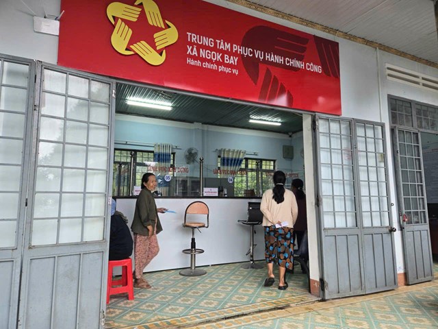 Người d&acirc;n đến Trung t&acirc;m h&agrave;nh ch&iacute;nh x&atilde; Ngọk Bay để giải quyết thủ tục h&agrave;nh ch&iacute;nh.