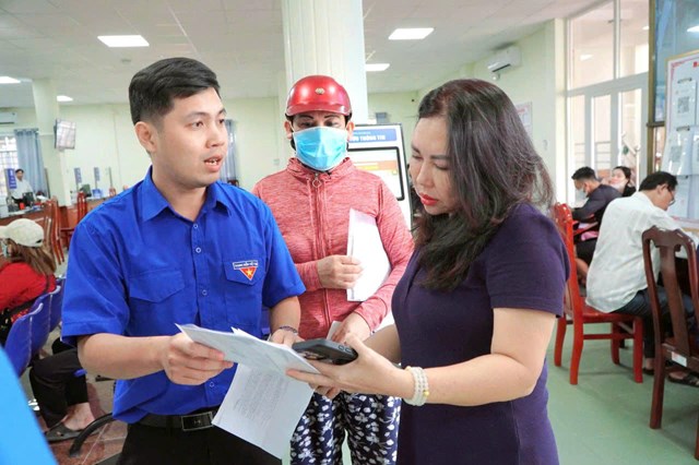 C&aacute;n bộ Đo&agrave;n Thanh ni&ecirc;n tận t&igrave;nh hướng dẫn người d&acirc;n
