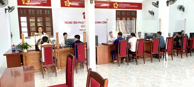 Trung t&acirc;m h&agrave;nh ch&iacute;nh c&ocirc;ng x&atilde; Tr&agrave; Lĩnh tiếp nhận hồ sơ của người d&acirc;n (Ảnh: L&ecirc; Hanh)