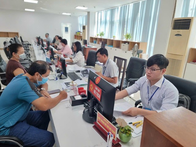 Cán bộ hộ tịch phường Xuân Hoà (TP Hồ Chí Minh) đang làm hồ sơ cho người dân.