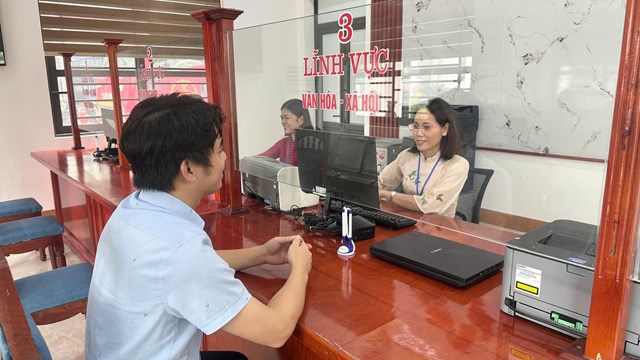 Ngay khi triển khai m&ocirc; h&igrave;nh 2 cấp, địa phương đ&atilde; linh hoạt phối hợp với tổ hỗ trợ của Sở Tư ph&aacute;p để th&aacute;o gỡ c&aacute;c vướng mắc. Ảnh: Ngọc Ph&uacute;c