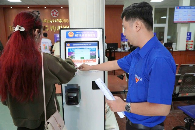 Người d&acirc;n lấy số thứ tự thực hiện thủ tục h&agrave;nh ch&iacute;nh