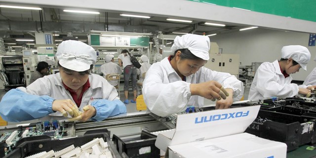 Nh&agrave; m&aacute;y sản xuất iPhone của Foxconn tại Trung Quốc