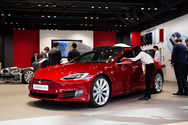 10.&nbsp;Tesla Model S: 50,7 ng&agrave;y. Gi&aacute; trung b&igrave;nh: 53.776 USD. Th&ecirc;m một mẫu xe của Tesla c&oacute; mặt trong Top 10 &ocirc;t&ocirc; cũ dễ b&aacute;n lại nhất. Một chiếc Tesla Model S cần trung b&igrave;nh 50,7 ng&agrave;y để tim chủ nh&acirc;n mới.&nbsp;