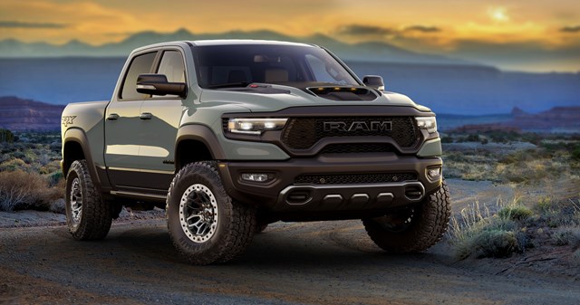 RAM 1500 TRX Launch Edition l&agrave; một trong những mẫu b&aacute;n tải nhanh v&agrave; mạnh nhất hiện nay. Tuy nhi&ecirc;n, phi&ecirc;n bản Launch Edition được đ&aacute;nh gi&aacute; l&agrave; kh&ocirc;ng c&oacute; nhiều kh&aacute;c biệt so với bản ti&ecirc;u chuẩn TRX d&ugrave; đắt hơn 20.320 USD.
