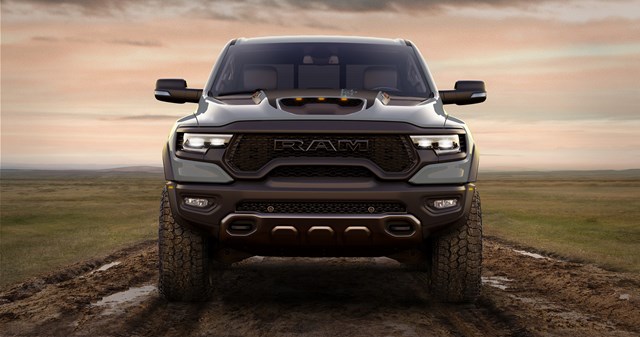 1500 TRX Launch Edition sở hữu lớp sơn ngoại thất Anvil Gray độc đ&aacute;o, bộ m&acirc;m 18 inch bọc lốp Goodyear 35 inch.&nbsp;