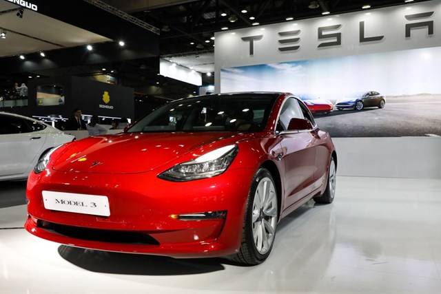 1.&nbsp;Tesla Model 3: 29,3 ng&agrave;y. Gi&aacute; trung b&igrave;nh: 44.072 USD. Theo Phong Ly, CEO iSeeCars, Tesla Model 3 đến tay người ti&ecirc;u d&ugrave;ng từ năm 2018 n&ecirc;n mẫu xe n&agrave;y vẫn c&ograve;n kh&aacute; mới tr&ecirc;n thị trường, số lượng xe cũ b&aacute;n ra kh&ocirc;ng nhiều.
