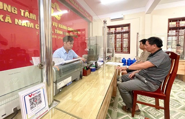 C&aacute;n bộ x&atilde; Nam Cường khắc phục c&aacute;c vướng mắc, kh&oacute; khăn trong việc quản l&yacute; &aacute;p dụng phần mềm đăng k&yacute;, quản l&yacute; hộ tịch điện tử để phục vụ người d&acirc;n tốt nh&acirc;t (Ảnh: L&ecirc; Hanh)