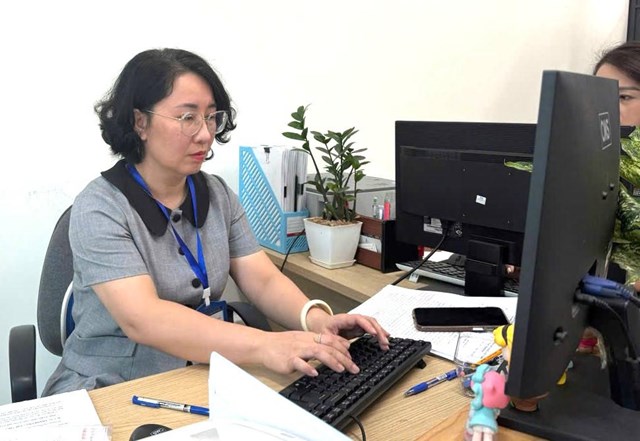 Chị Nguyễn Th&ugrave;y Trang, chuy&ecirc;n vi&ecirc;n Văn ph&ograve;ng phường Văn Miếu - Quốc Tử Gi&aacute;m đề xuất ưu ti&ecirc;n li&ecirc;n th&ocirc;ng dữ liệu giữa hệ thống hộ tịch v&agrave; Một cửa.
