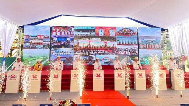 Các đại biểu bấm nút khởi công Dự án khai thác hầm lò phần mở rộng mỏ Hà Ráng