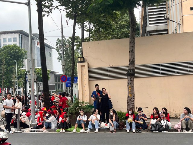 Người d&#226;n đổ về Quảng trường Ba Đ&#236;nh chờ xem hợp luyện diễu binh kỷ niệm 80 năm Quốc kh&#225;nh 2/9 - Ảnh 4