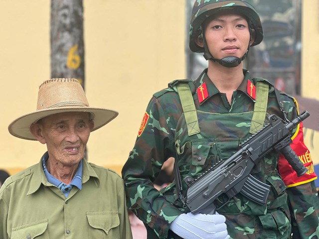 Người d&acirc;n tranh thủ chụp ảnh với chiến sĩ kiểm so&aacute;t qu&acirc;n sự. &nbsp;