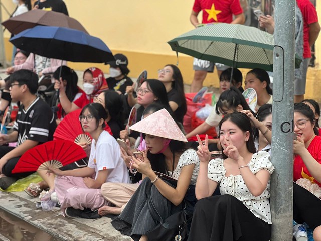 Người d&#226;n đổ về Quảng trường Ba Đ&#236;nh chờ xem hợp luyện diễu binh kỷ niệm 80 năm Quốc kh&#225;nh 2/9 - Ảnh 5