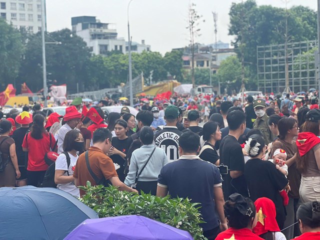 Người d&#226;n đổ về Quảng trường Ba Đ&#236;nh chờ xem hợp luyện diễu binh kỷ niệm 80 năm Quốc kh&#225;nh 2/9 - Ảnh 11