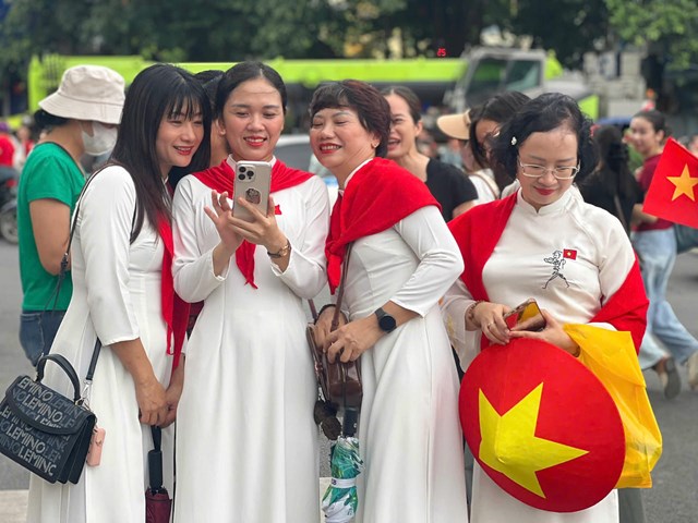 Người d&#226;n đổ về Quảng trường Ba Đ&#236;nh chờ xem hợp luyện diễu binh kỷ niệm 80 năm Quốc kh&#225;nh 2/9 - Ảnh 14