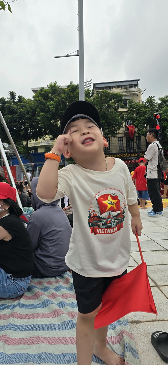 Người d&#226;n đổ về Quảng trường Ba Đ&#236;nh chờ xem hợp luyện diễu binh kỷ niệm 80 năm Quốc kh&#225;nh 2/9 - Ảnh 1