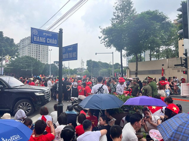 Người d&#226;n đổ về Quảng trường Ba Đ&#236;nh chờ xem hợp luyện diễu binh kỷ niệm 80 năm Quốc kh&#225;nh 2/9 - Ảnh 12