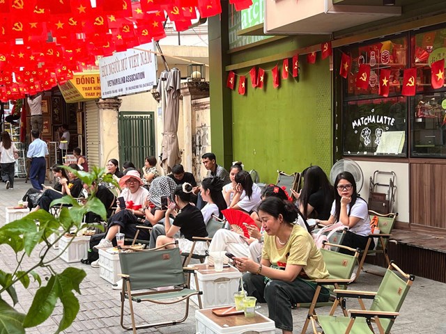 Người d&#226;n đổ về Quảng trường Ba Đ&#236;nh chờ xem hợp luyện diễu binh kỷ niệm 80 năm Quốc kh&#225;nh 2/9 - Ảnh 9