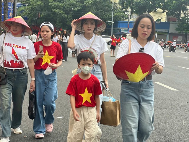 Người d&acirc;n đổ về khu vực Quảng trường Ba Đ&igrave;nh.