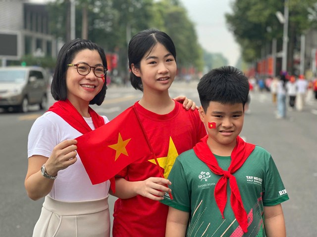 Chị Trần Thị Thuỷ c&ugrave;ng c&aacute;c con ghi lại khoảng khắc đ&aacute;ng nhớ trong ng&agrave;y Tổng hợp luyện diễu binh kỷ niệm 80 năm C&aacute;ch mạng Th&aacute;ng t&aacute;m th&agrave;nh c&ocirc;ng v&agrave; Quốc kh&aacute;nh 2/9. &nbsp;