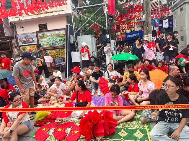 Người d&#226;n đổ về Quảng trường Ba Đ&#236;nh chờ xem hợp luyện diễu binh kỷ niệm 80 năm Quốc kh&#225;nh 2/9 - Ảnh 15