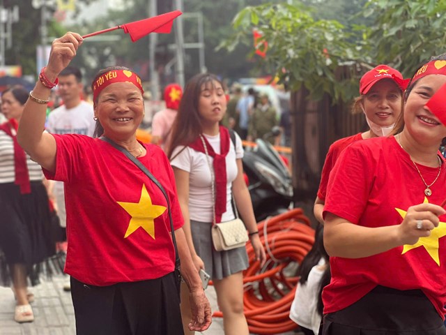 Người d&#226;n đổ về Quảng trường Ba Đ&#236;nh chờ xem hợp luyện diễu binh kỷ niệm 80 năm Quốc kh&#225;nh 2/9 - Ảnh 10