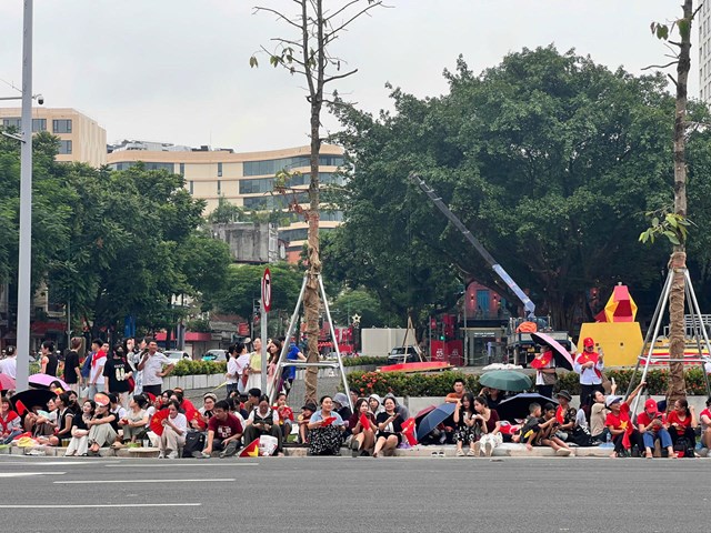 Đ&ocirc;ng đảo người d&acirc;n, cả người gi&agrave;, trẻ nhỏ ngồi k&iacute;n đường H&ugrave;ng Vương từ 11h trưa nay.