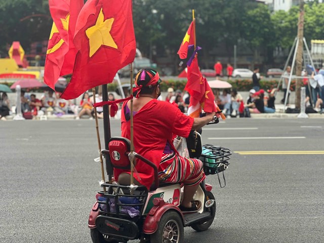 Người d&#226;n đổ về Quảng trường Ba Đ&#236;nh chờ xem hợp luyện diễu binh kỷ niệm 80 năm Quốc kh&#225;nh 2/9 - Ảnh 6