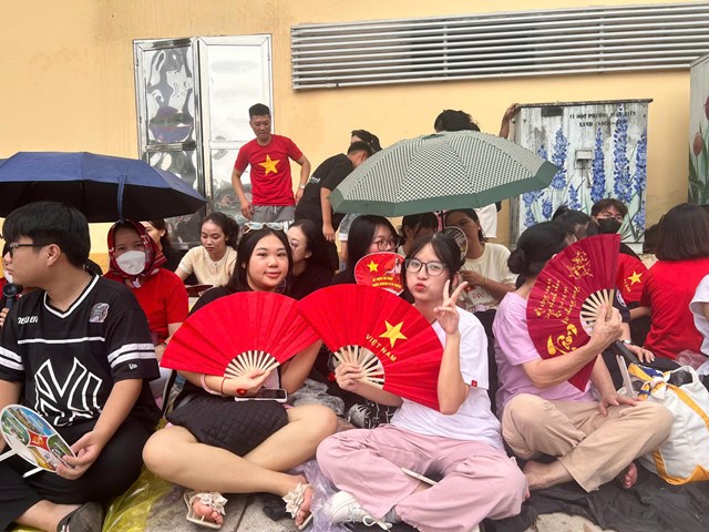Nguyễn Minh Ngọc (Nam Định) c&ugrave;ng nh&oacute;m bạn l&ecirc;n H&agrave; Nội từ 6h s&aacute;ng v&agrave; c&oacute; mặt tại khu vực Quảng trường Ba đ&igrave;nh. &nbsp;