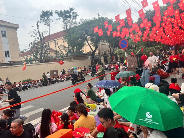 Người d&#226;n đổ về Quảng trường Ba Đ&#236;nh chờ xem hợp luyện diễu binh kỷ niệm 80 năm Quốc kh&#225;nh 2/9 - Ảnh 13