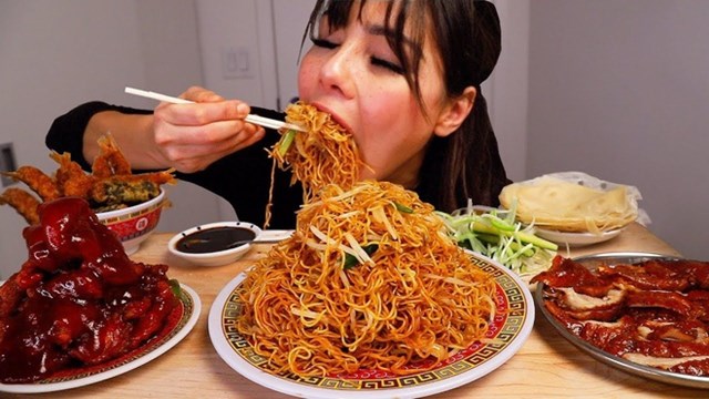 Số liệu thống k&ecirc; từ chiến dịch Clean Plate, mỗi người Trung Quốc l&atilde;ng ph&iacute; 11,7% lượng thực phẩm mỗi bữa ăn. Ảnh:&nbsp;Veronica Wang/YouTube.