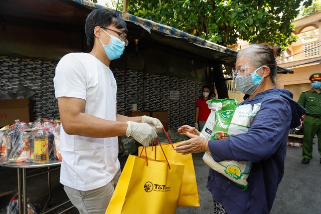 Tập đo&agrave;n T&amp;T Group ủng hộ 100.000 suất qu&agrave; với tổng trị gi&aacute; 30 tỷ đồng cho chương tr&igrave;nh &ldquo;Tấm l&ograve;ng m&ugrave;a dịch, San sẻ y&ecirc;u thương&rdquo; để hỗ trợ người d&acirc;n TP HCM gặp kh&oacute; khăn do Covid-19.