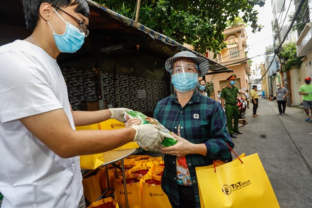 Mỗi suất qu&agrave; bao gồm lương thực v&agrave; nhu yếu phẩm thiết yếu đang được gấp r&uacute;t trao đến tận tay người d&acirc;n TP HCM.