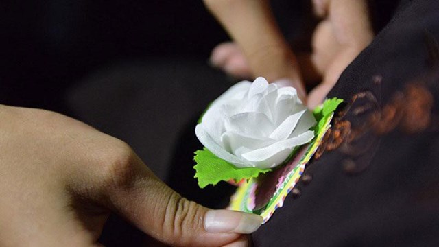 Nghi thức b&ocirc;ng hồng c&agrave;i &aacute;o đ&atilde; trở th&agrave;nh biểu tượng trong ng&agrave;y lễ Vu Lan