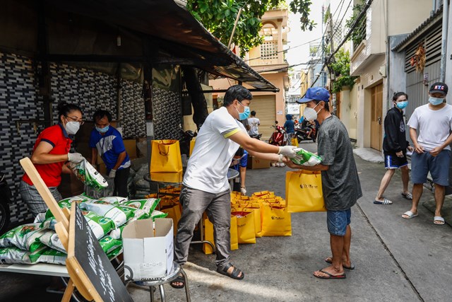 Tập đo&agrave;n T&amp;T Group hi vọng sự hỗ trợ kịp thời n&agrave;y sẽ cổ vũ, tiếp th&ecirc;m sức mạnh để người d&acirc;n TP HCM nhanh ch&oacute;ng vượt qua kh&oacute; khăn, ổn định cuộc sống.