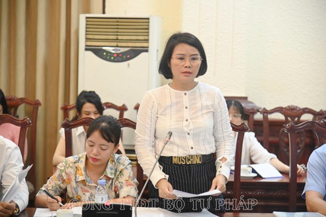 Đại diện Bộ Giao th&ocirc;ng vận tải tr&igrave;nh b&agrave;y t&oacute;m tắt nội dung Tờ tr&igrave;nh đề nghị x&acirc;y dựng&nbsp;Luật Luật H&agrave;ng kh&ocirc;ng d&acirc;n dụng Việt Nam (sửa đổi).