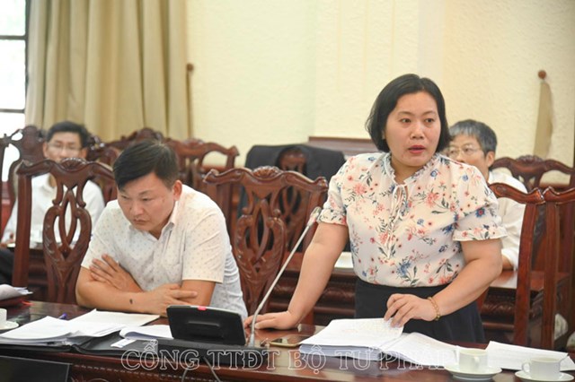 Đại diện Bộ Nội vụ ph&aacute;t biểu tại phi&ecirc;n họp.&nbsp;