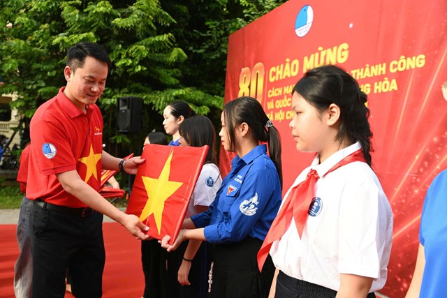 Trao tặng cờ Tổ quốc cho thanh ni&ecirc;n Thủ đ&ocirc;. (Ảnh: Đ.Hải)