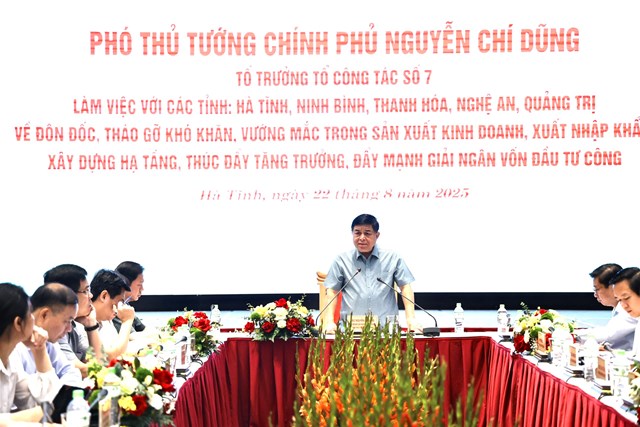 Phó Thủ tướng Nguyễn Chí Dũng đề nghị các địa phương tiếp tục phát huy tinh thần đoàn kết, thống nhất trong chỉ đạo, điều hành; có tư duy đổi mới, đột phá, nhìn xa trông rộng; tập trung chỉ đạo giải quyết kịp thời, hiệu quả các vấn đề, kiến nghị chính đáng của người dân và doanh nghiệp - Ảnh: VGP/Thu Sa