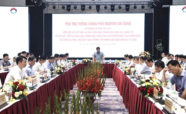 Đối với c&aacute;c kiến nghị của địa phương, Ph&oacute; Thủ tướng giao Bộ T&agrave;i ch&iacute;nh phối hợp với Văn ph&ograve;ng Ch&iacute;nh phủ tổng hợp, b&aacute;o c&aacute;o Ph&oacute; Thủ tướng, Thủ tướng Ch&iacute;nh phủ ph&acirc;n c&ocirc;ng c&aacute;c bộ, cơ quan li&ecirc;n quan khẩn trương nghi&ecirc;n cứu, giải quyết, hướng dẫn cụ thể, dứt điểm, r&otilde; r&agrave;ng; c&oacute; văn bản trả lời c&aacute;c địa phương trước ng&agrave;y 30/8/2025 - Ảnh: VGP/Thu Sa