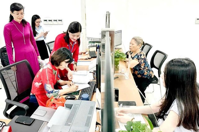 Giải quyết thủ tục hành chính cho người dân tại Điểm phục vụ hành chính công phường Cầu Giấy. (Ảnh: H.Hà)