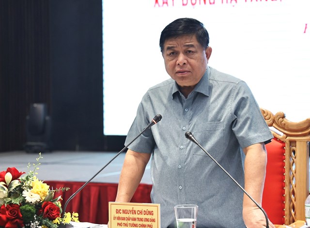 Ph&oacute; Thủ tướng nhấn mạnh: C&aacute;c địa phương cần nghi&ecirc;n cứu ph&aacute;t triển c&aacute;c h&agrave;nh lang kinh tế theo trục Bắc - Nam, c&aacute;c h&agrave;nh lang kinh tế Đ&ocirc;ng - T&acirc;y; ph&aacute;t triển du lịch trở th&agrave;nh ng&agrave;nh mũi nhọn th&ocirc;ng; mở rộng kh&ocirc;ng gian ph&acirc;n bố c&ocirc;ng nghiệp về ph&iacute;a T&acirc;y của đường cao tốc Bắc - Nam ph&iacute;a Đ&ocirc;ng - Ảnh: VGP/Thu Sa